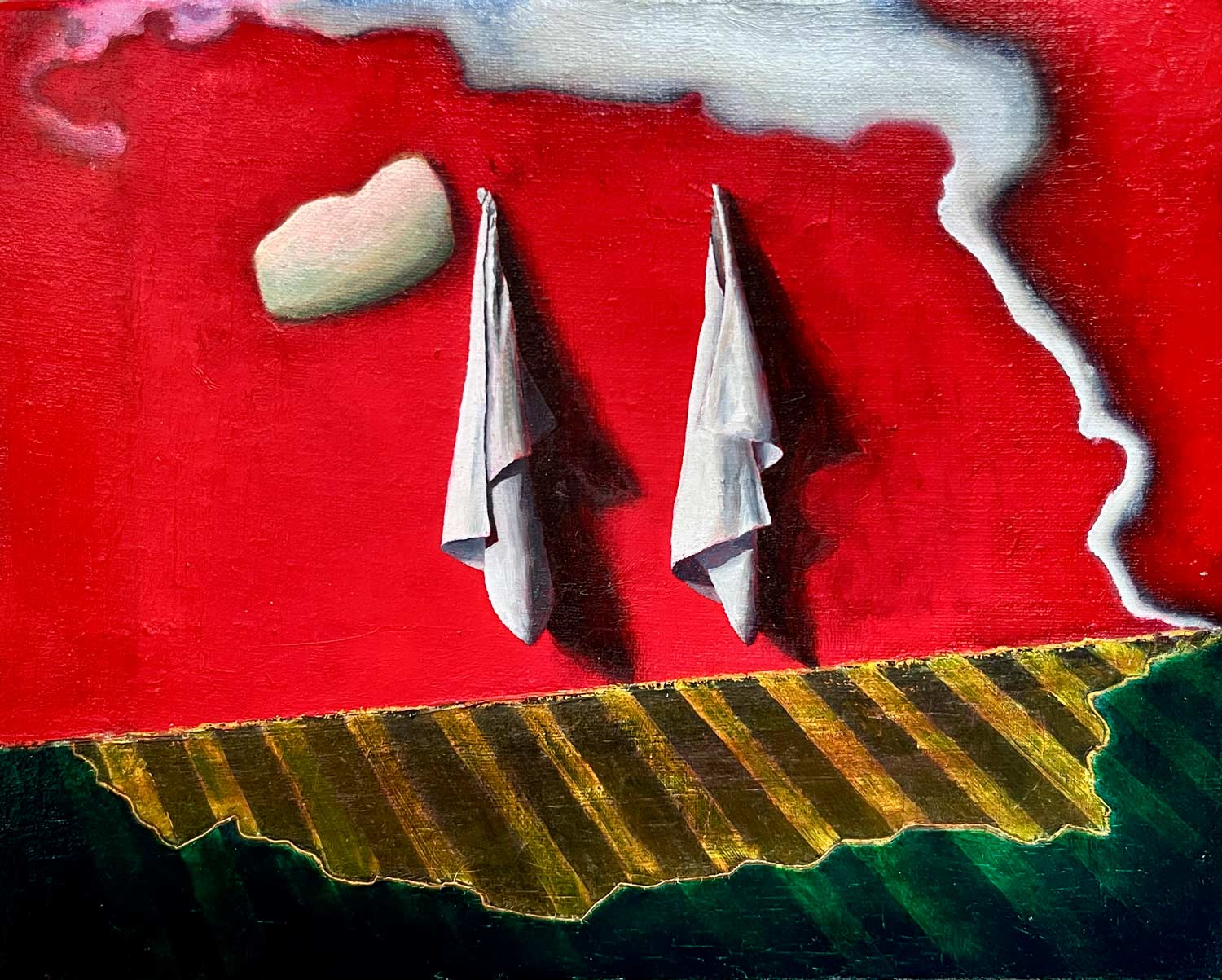 weiße Fahnen an roter Wand